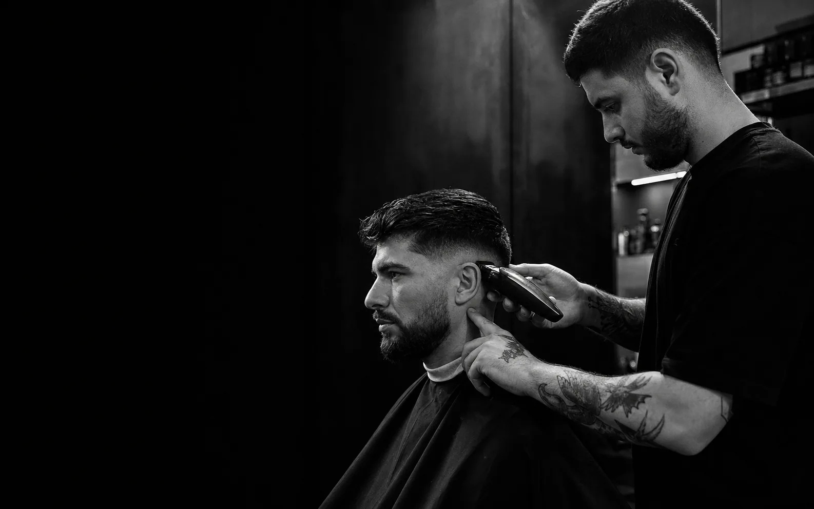 Barber VANGO realizând o tunsoare fade